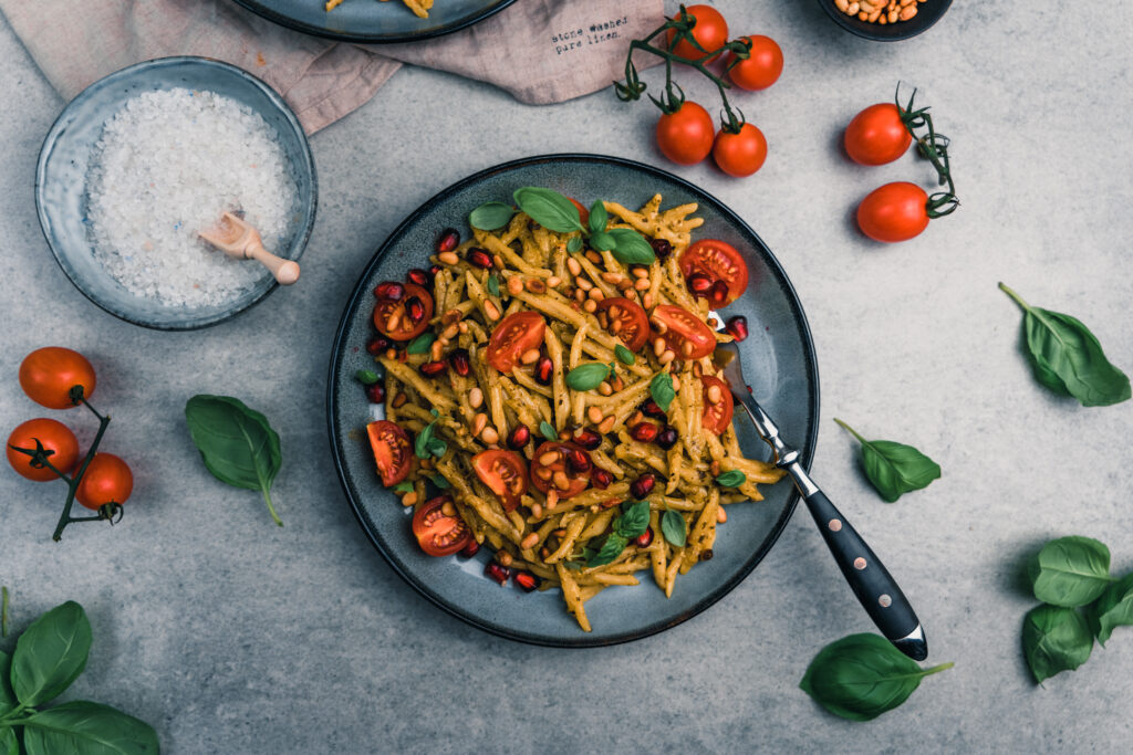 Rezept für mediterrane Pasta mit Granatapfelkernen und Pesto