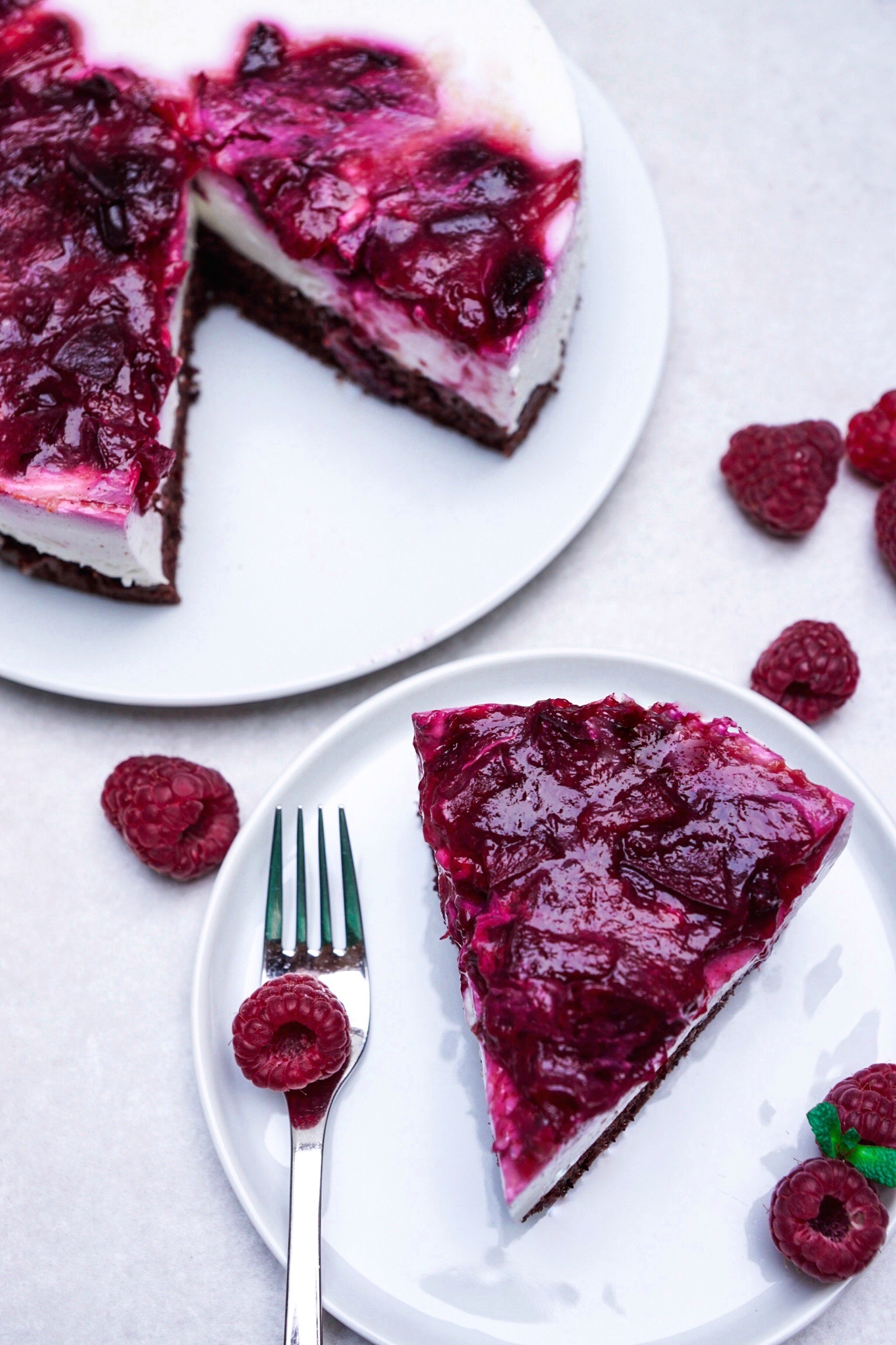 Schoko-Käsekuchen mit Pflaumen-Johannisbeer-Zimt-Topping