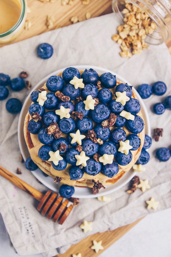 extra saftige, dicke Haselnuss-Pancakes mit Erdnussbutter und Blaubeeren